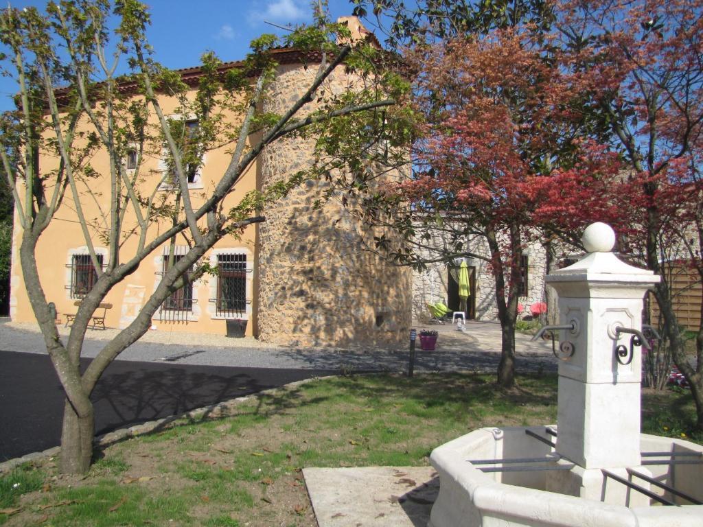 Château des Aiguilles Saint-Rémy-de-Chargnat Exterior foto