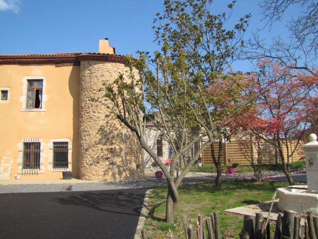 Château des Aiguilles Saint-Rémy-de-Chargnat Exterior foto